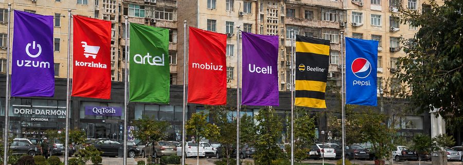 Logotip tushirilgan brend va reklama bayroqlari